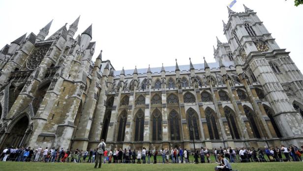 EPAepa02721788 Visitors to Westminster Abbey queue up outside Westminster Abbey in London, Britain, 07 May 2011.Tourists are continuing to visit Westminister Abbey in huge numbers following the wedding of Prince William and Kate Middleton there on 29 Apri