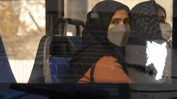 Symbolbild: Junge Frauen haben im Iran wenig Schutz