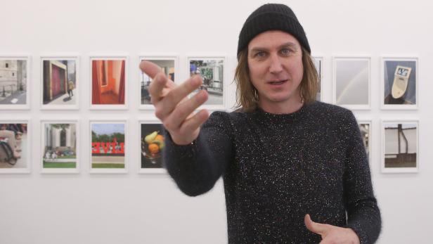 Lars Eidinger in der Galerie Alba: Der Titel EVIL bezieht sich auf ein Foto in der unteren Reihe – LIVE spiegelverkehrt