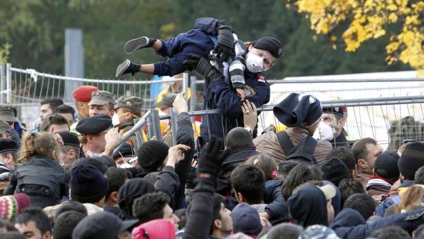 Am Grenzübergang in Spielfeld warten im Oktober Massen von Flüchtlingen auf Ein- bzw. Durchreise.