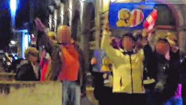 Am Rande des Lichtermeers für Menschlichkeit in Linz hat Freitagabend ein Passant die Hand zum Hitlergruß erhoben, während Leute neben ihm FPÖ-Plakate hochhielten. Diese Szene wurde auf Video festgehalten. Die Organisatoren des Bündnisses &quot;Linz gegen Rechts&quot; erstatteten Anzeige.