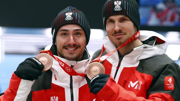 Victory Ceremony - Luge Doubles