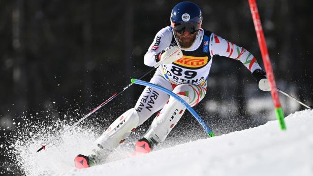 Ein Skirennläufer des iranischen Teams beim Slalom in Italien.