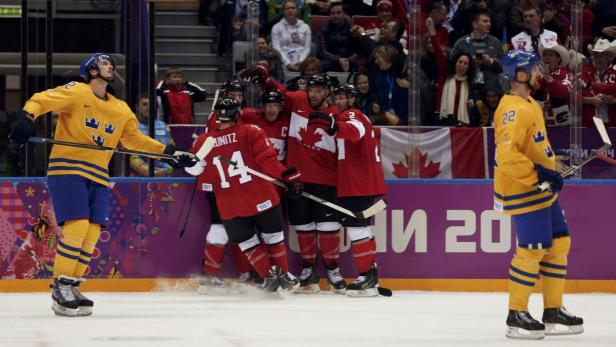 Sidney Crosby (mi.) zelebriert sein einziges Tor beim olympischen Eishockeyturnier.