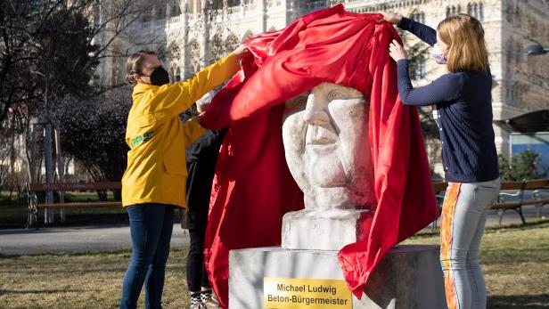 "Beton-Ludwig" als Protest-Mahnmal im Rathauspark enthüllt