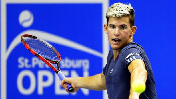 Dominic Thiem beim Aufschlag während eines Tennisspiels.