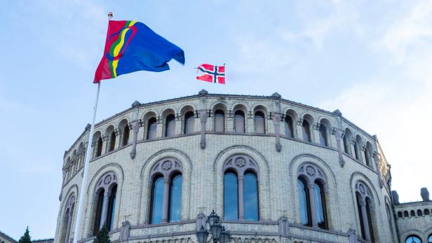 Norwegen (Bild: Parlament mit Flagge der Samen) ist beim Demokratieindex auf Platz eins