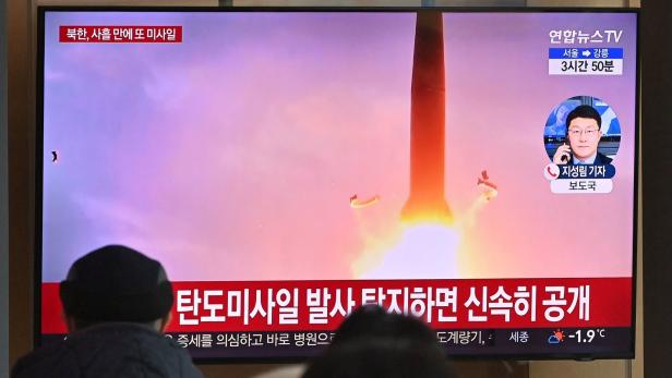 Ein Fernsehbildschirm zeigt den Start einer nordkoreanischen Rakete.