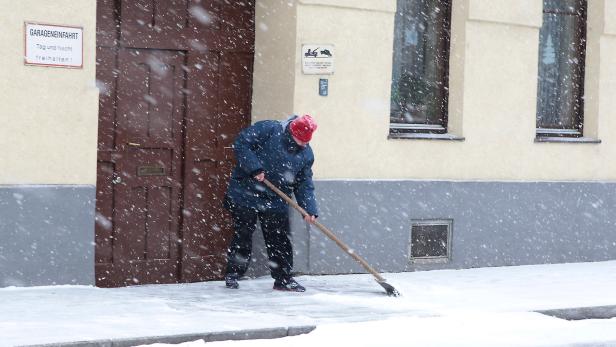 Die Pflicht zur Schneeräumung auf Gehsteigen für angrenzende Hausbesitzer wurde 1960 beschlossen