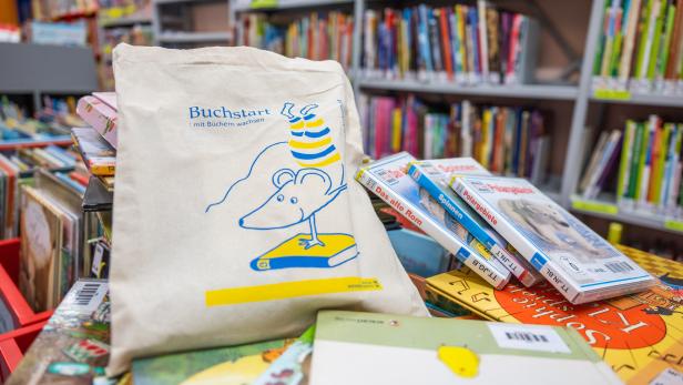 Stadtbücherei St. Pölten verteilt Geschenke an die jüngsten Leser