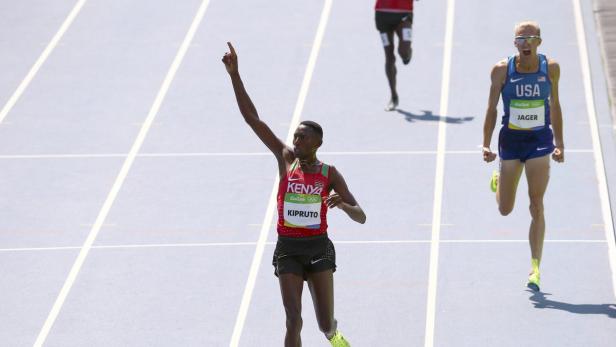 Conseslus Kipruto feiert seinen Sieg im 3000-Meter-Hindernislauf bei den Olympischen Spielen.