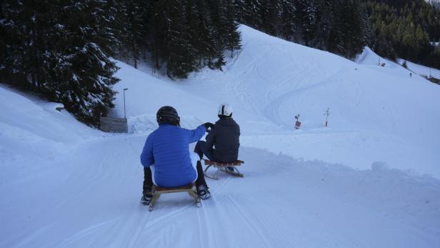 Zwei Rodelunfälle mit Verletzten in Tirol