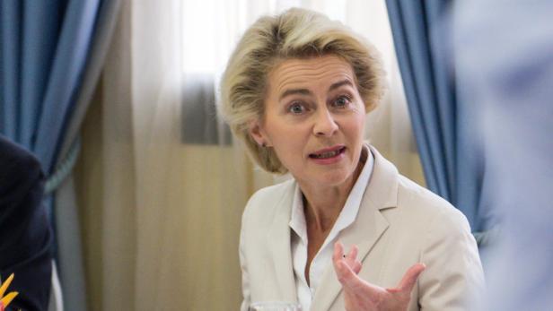 Ursula von der Leyen gestikuliert während eines Gesprächs.