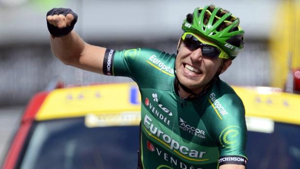 epa03727855 Canadian cyclist David Veilleux of Team Europcar celebrates after crossing the finish line to win the first stage of the 65th &#039;Criterium du Dauphine&#039; UCI ProTour cycling race over 121km near Champery, Switzerland, 02 June 2013. EPA/MAXIME SCHMID