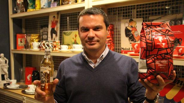 Unternehmer Ali Gökhan schenkt in Istanbul Meinl-Kaffee aus.