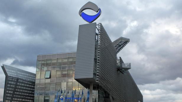 Das HypoVereinsbank Gebäude in München unter einem bewölkten Himmel.