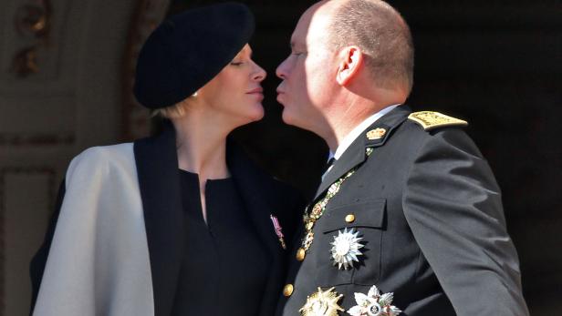 Fürst Albert II. von Monaco küsst seine Frau Charlène.