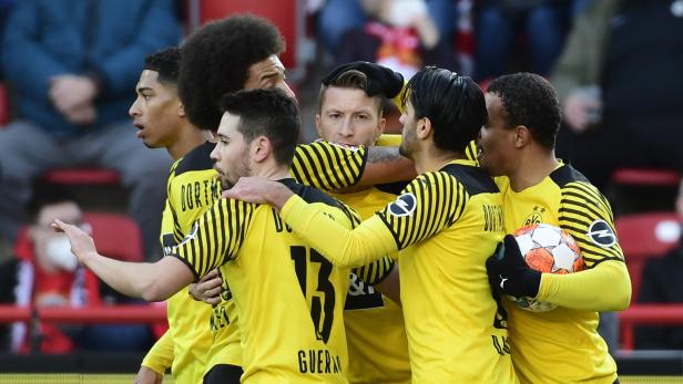 Dortmund erfüllt die Pflicht und rückt an die Bayern heran