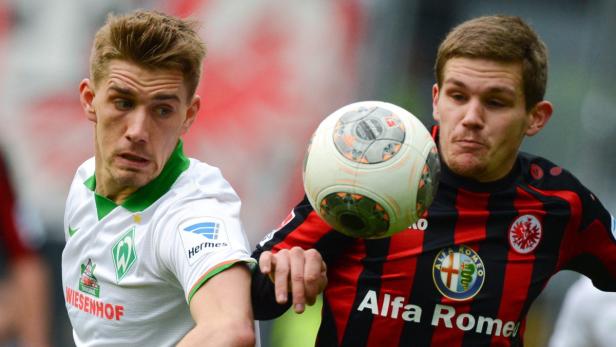 Zwei Fußballspieler kämpfen um den Ball.