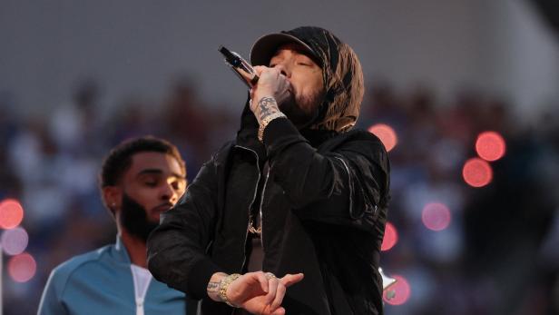 Kniefall beim Superbowl: Eminem sorgt bei Halftime-Show für Wirbel
