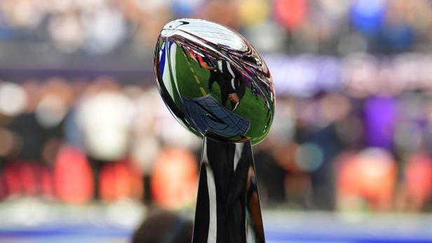 Nahaufnahme der Vince Lombardi Trophy vor einem verschwommenen Hintergrund.