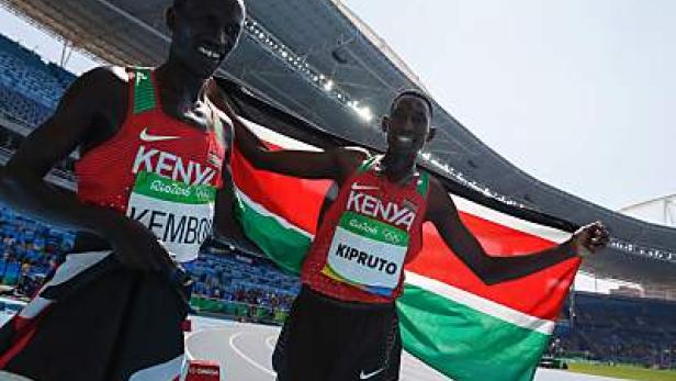 Kipruto schlug Star und Landsmann Kemboi Die kenianischen Läufer Kemboi und Kipruto feiern mit der kenianischen Flagge ihren Sieg.