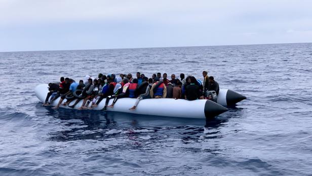 Alles für die Klicks: Tik-Tok-Influencer als "Flüchtlinge" im Schlauchboot