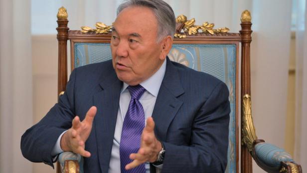epa03722385 Kazakh President Nursultan Nazarbayev gestures during his meeting with Russian President Vladimir Putin (not pictured) at the Akorda residence in Astana, Kazakhstan, 29 May 2013. Putin arrived in Astana to take part in the Supreme Eurasian Economic Council session. EPA/ALEXEY NIKOLSKY /RIA NOVOSTI / KREMLIN POOL **MANDATORY CREDIT: ALEXEY NIKOLSKY /RIA NOVOSTI / KREMLIN POOL**