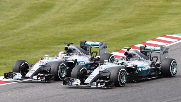 Frühe Entscheidung: Hamilton zieht am Start innen an Rosberg vorbei