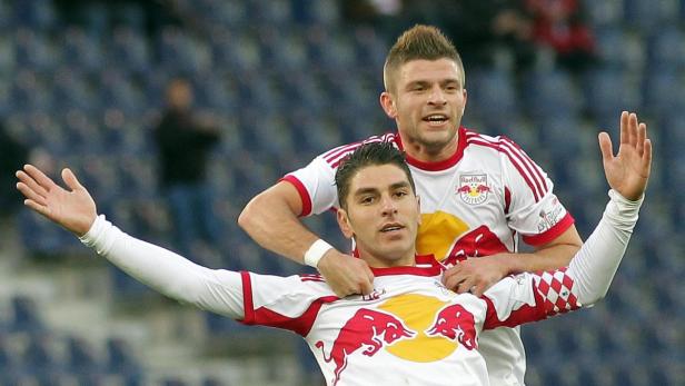 Zwei Fußballspieler von Red Bull Salzburg feiern ein Tor.