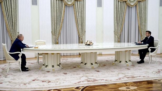 Putins riesiger Tisch: Woher er stammt und warum er für Belustigung sorgt