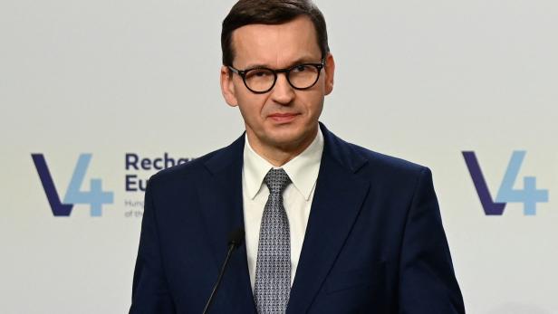 Mateusz Morawiecki, der polnische Ministerpräsident, steht vor einem Mikrofon.