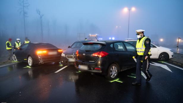 16 Fahrzeuge auf B1 bei Traun in Massenkarambolage verwickelt