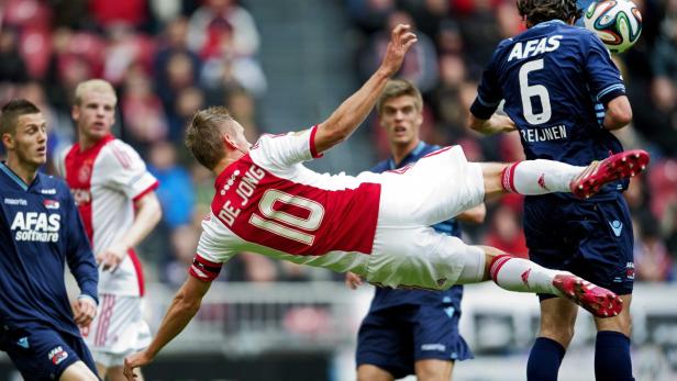 Ein Fußballspieler (De Jong) macht einen Fallrückzieher während eines Spiels.
