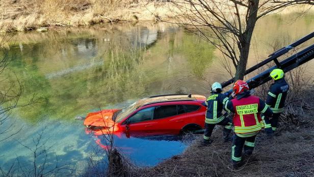 NÖ: Auto stürzte in die Traisen und trieb 80 Meter ab