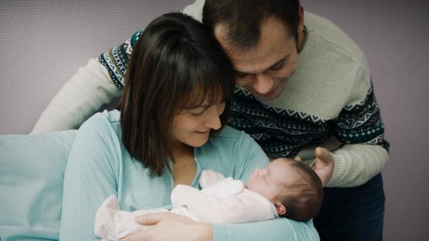 Trügerisches Familienidyll: Mathilde (Anais Demoustier) und Nicolas (Robinson Stevenin) mit Baby Gloria
