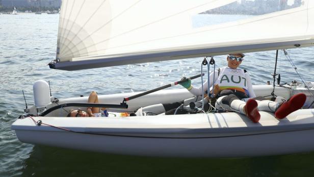 Zwei Frauen entspannen sich in einem Segelboot auf dem Wasser.
