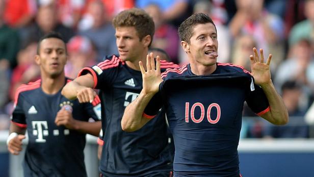 Robert Lewandowski feiert ein Tor, indem er sein Trikot hochzieht.
