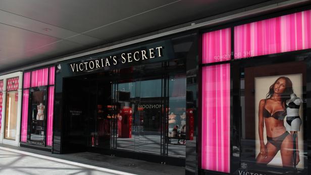 Die Fassade eines Victoria's Secret Geschäfts mit Schaufenstern und einem Werbeplakat.