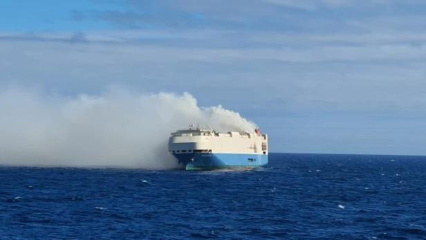 Tausende Porsches auf brennendem Schiff im Meer