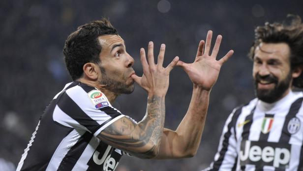 Ein Fußballspieler im Juventus-Trikot feiert ein Tor, während ein anderer Spieler lächelt.