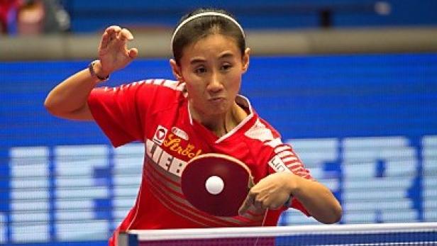 Eine Frau spielt Tischtennis.