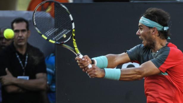 Rafael Nadal schlägt Alexander Dolgopolow.