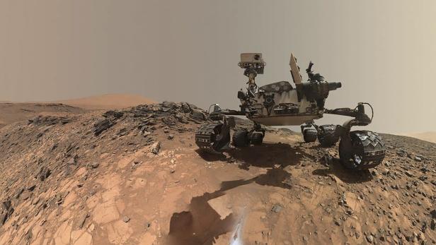 Der Mars-Rover „Curiosity“ erkundet die rote Marsoberfläche.