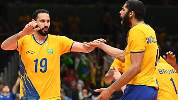 Brasilianische Volleyballspieler feiern einen Punktgewinn.