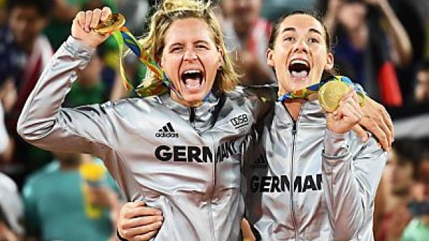 Zwei deutsche Athletinnen jubeln mit ihren Goldmedaillen.