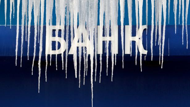 Eiszeit: Logo einer russischen Bank in Moskau. Banken könnten unter EU-Sanktionen falle
