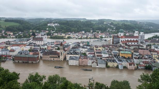 epa03727930 Houses in the old city are flooded by Danube in Passau, Germany, 02 June 2013 after the River Danube burst its banks following days of torrential rainfall. EPA/ARMIN WEIGEL