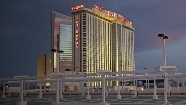 Beleuchtetes Trump-Casino in Atlantic City, New Jersey.