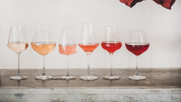 Rosé zeigt sich nicht nur farblich vielfältig – von zartem Rosa bis dunkelrot– sondern auch geschmacklich: mit Noten von Himbeere, Zwetschke, Hagebutte oder würzigen Kräutern wie Thymian.